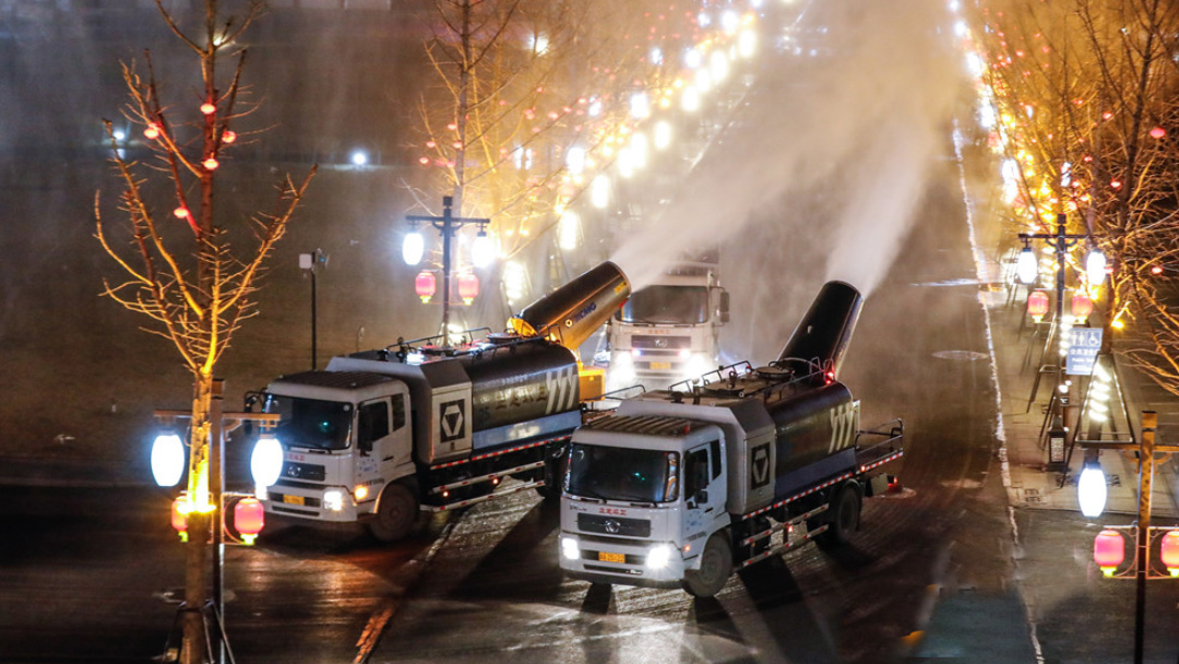 k豆钱包多职能抑尘车在河惫佚定喷洒消毒液