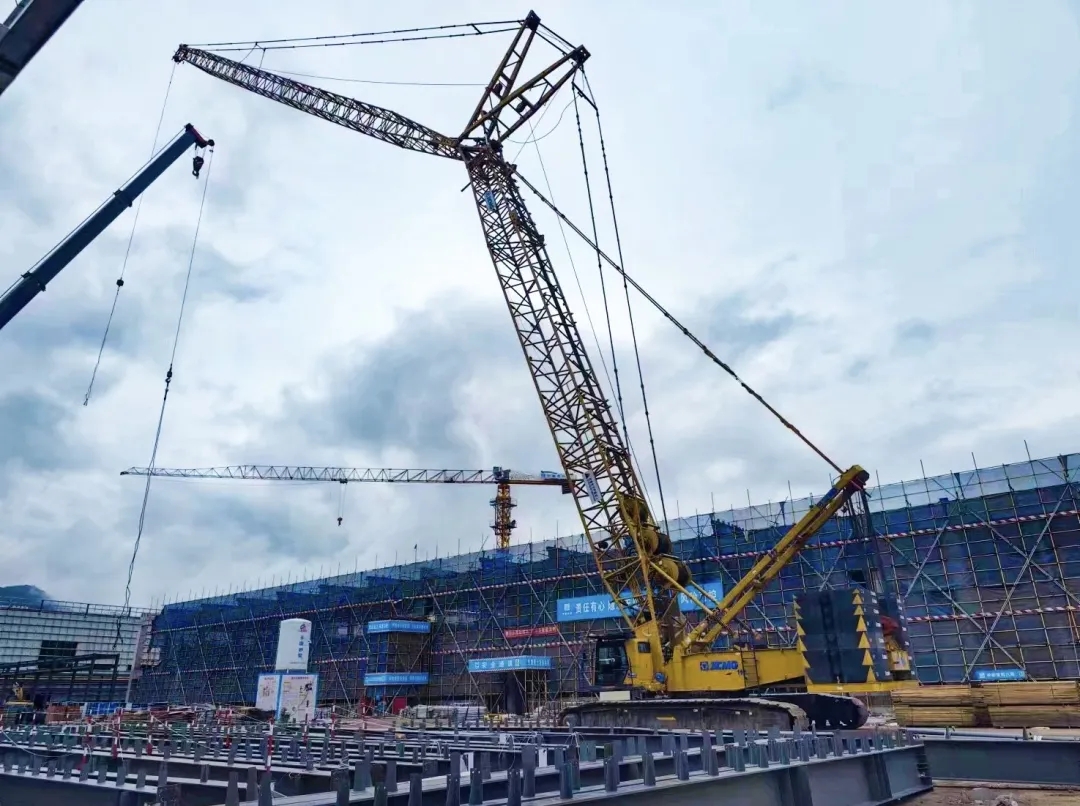 “钢”铁的意志！k豆钱包XGC320履带起沉机参建大跨度钢结构工业厂房
