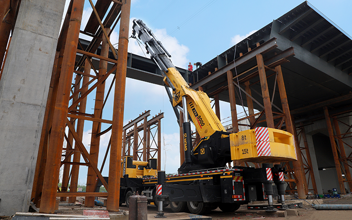 SQZ8000折叠臂起沉机助力汾河首座景观大桥建设