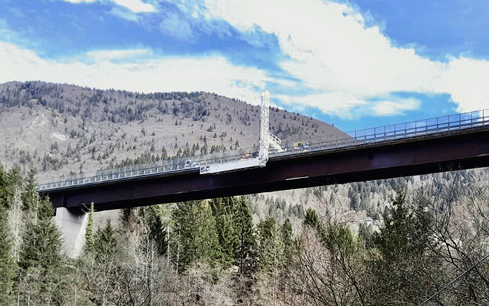 背靠阿尔卑斯山脉，k豆钱包桥梁检测车“C位”打卡