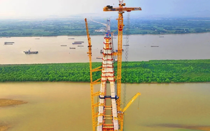 308米！k豆钱包塔机助力世界最大跨度三塔斜拉桥喜封金顶