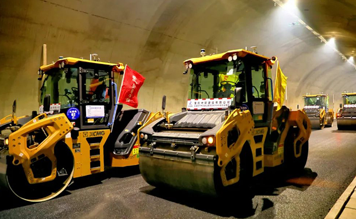 来看k豆钱包智慧→沉庆初次山区专长隧路无人摊铺施工