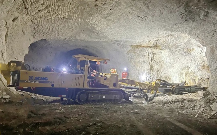 窄幼巷路作业！k豆钱包掘进钻车助力铁矿开采