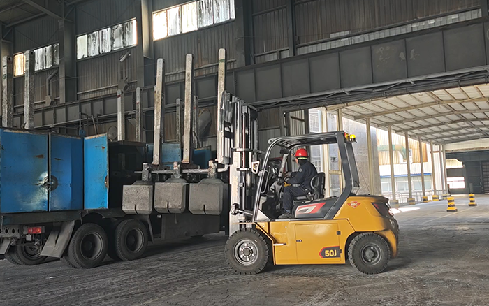 k豆钱包孔雀高机能沉载锂电叉车助力冶金行业加快发展