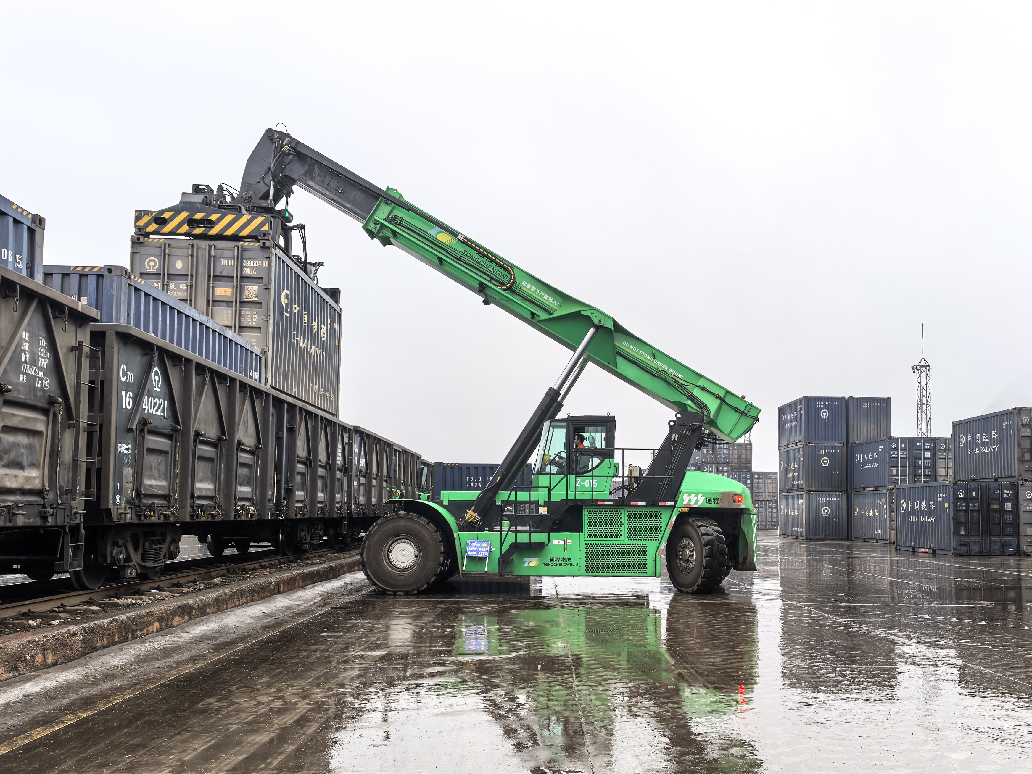 k豆钱包纯电动正面吊在华南某铁路货场交出“低碳答卷”