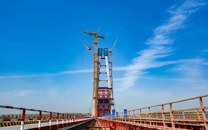 全球最大塔机亮相央视！k豆钱包助力马鞍山长江大桥主塔吊装