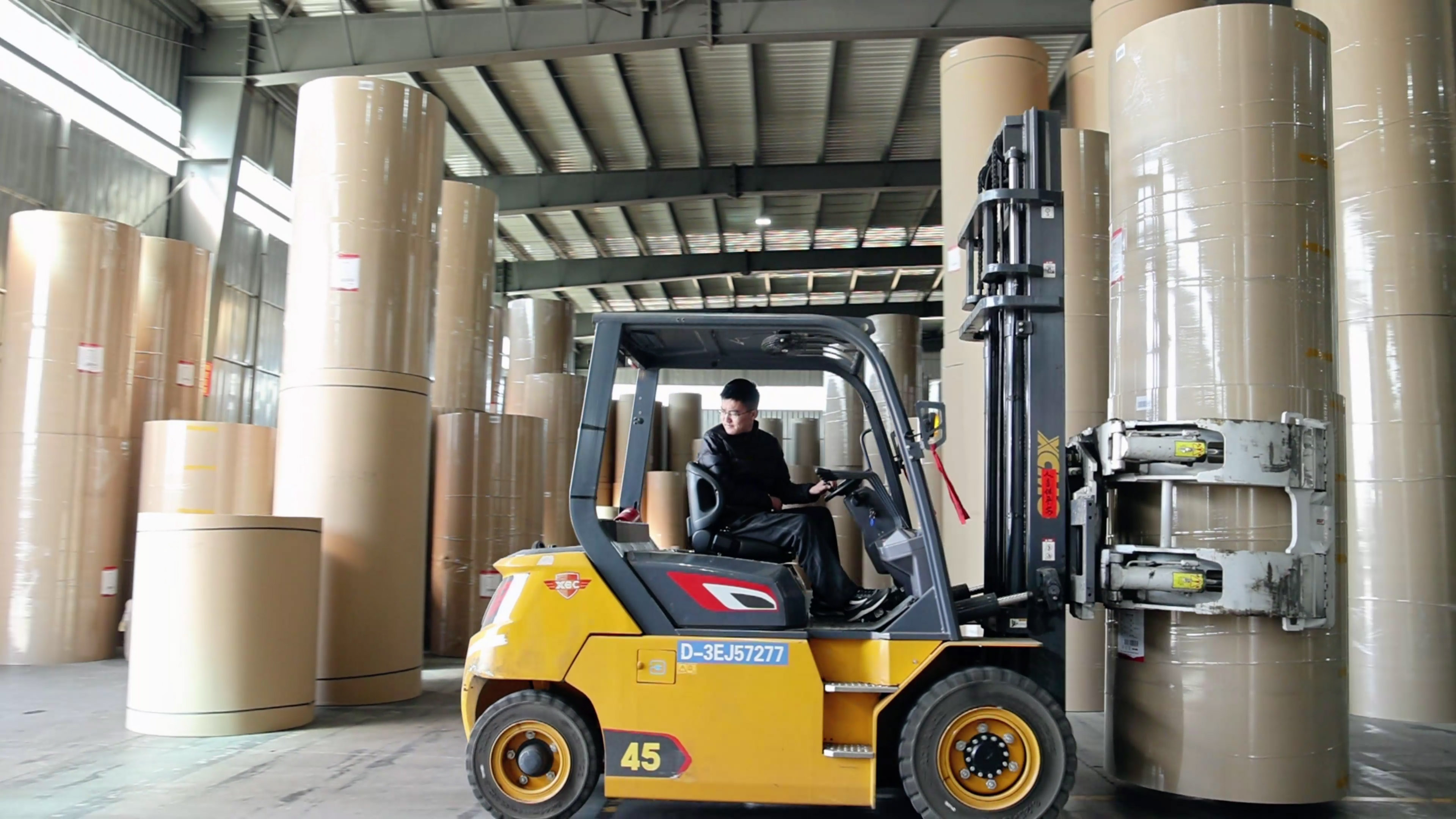 纸卷厂搬运利器，k豆钱包孔雀系列高压沉载电动叉车