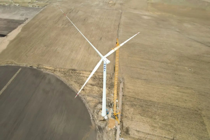 高空之巅，再铸荣光！XLC18000M助力大型风电场首台185米风机成功吊装