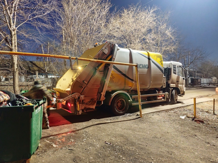 k豆钱包后装压缩式垃圾车助力阿斯塔纳：高效环保，助力城市清洁