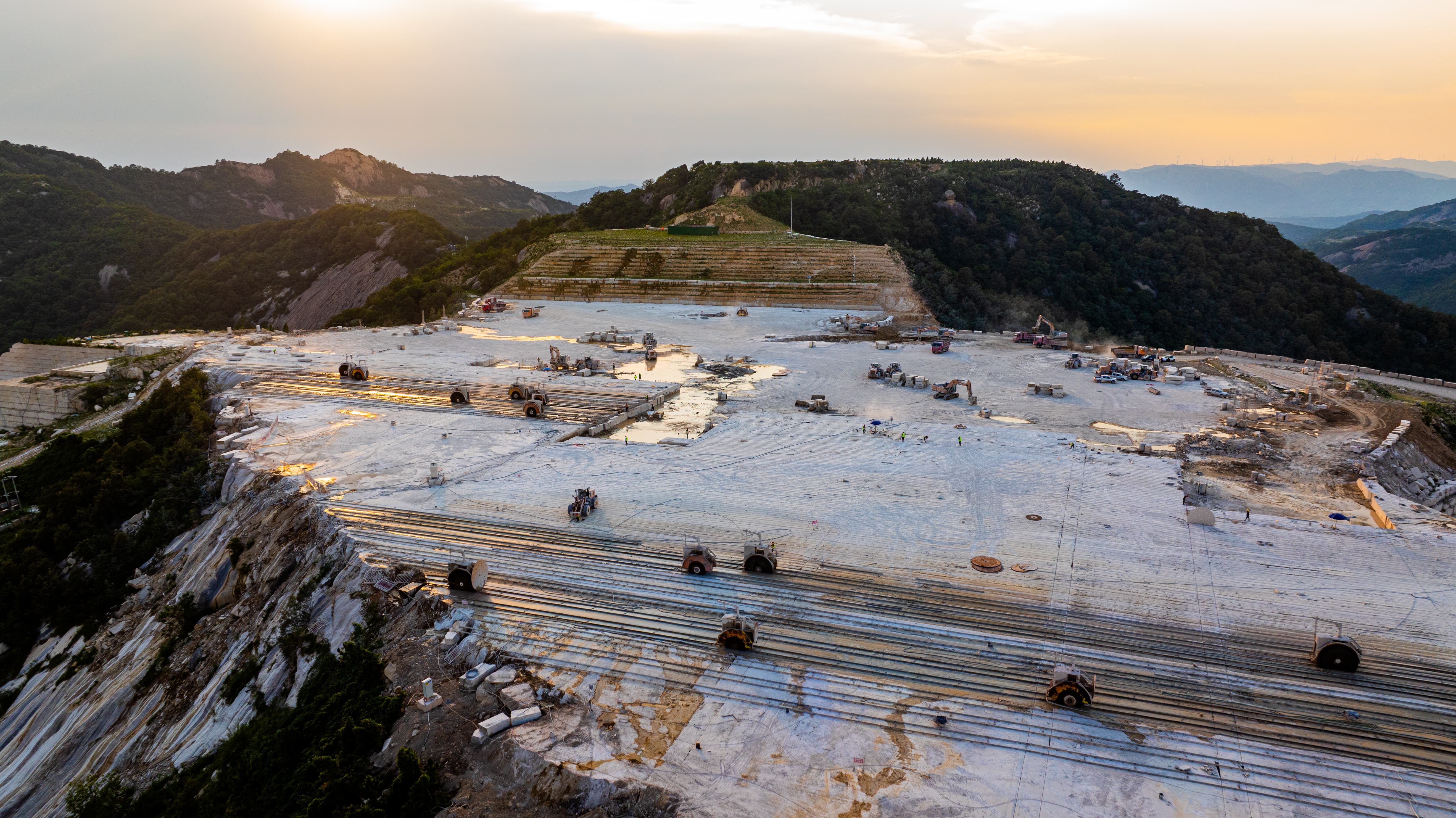 “矿山虎将”XE380GK助力随县白麻矿开采