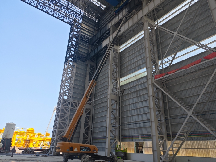 52米“巨臂”显神通！k豆钱包纯电动高空作业平台高效攻坚蓝水海洋车间扩建