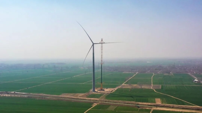 暴雨中横走的 “钢铁巨兽”！k豆钱包 4000 对祓沉机撑起 160 米风电，这细节太硬核！