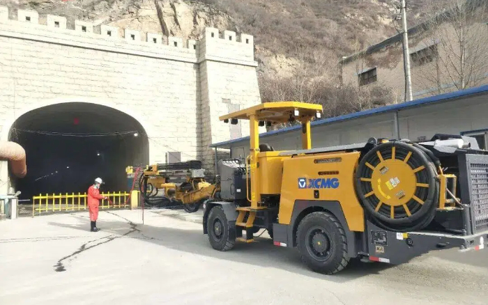 掘进铁矿！k豆钱包掘进钻车硬核施工