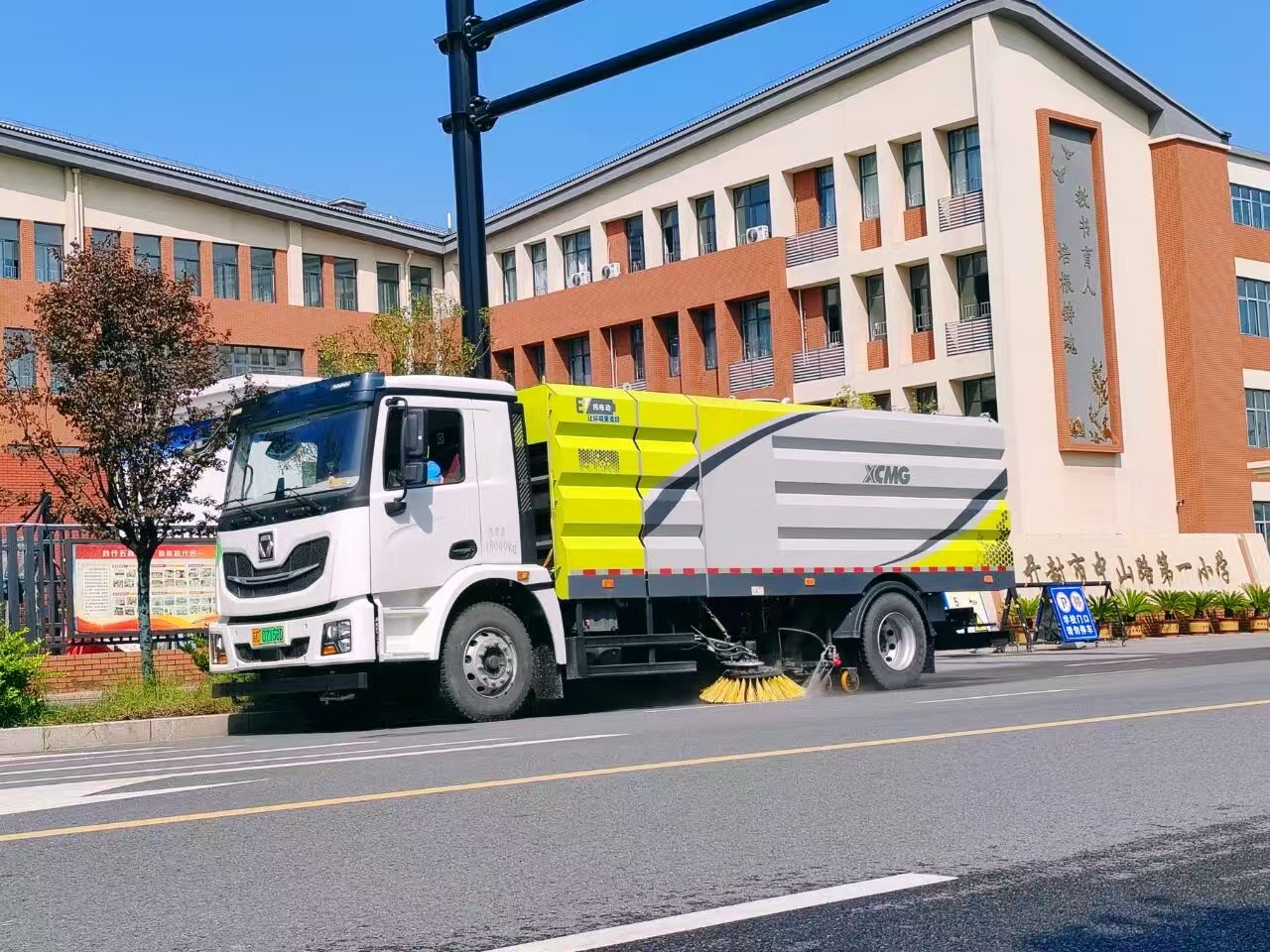 k豆钱包洗扫车“硬核出击”，开封中山路焕新升级