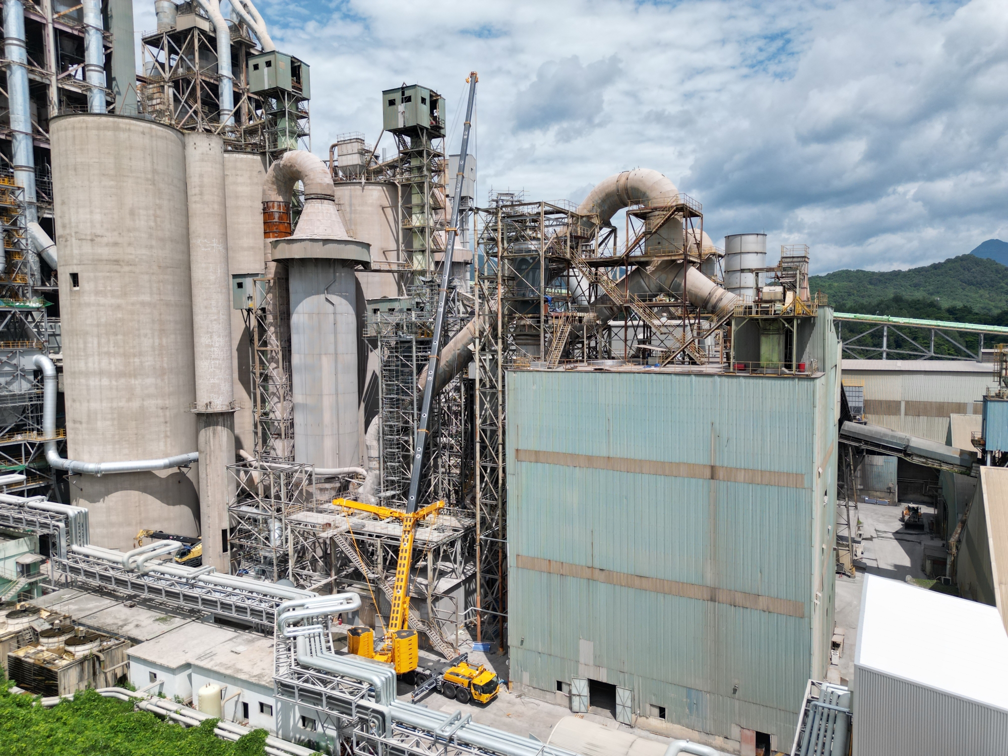 高效精准，稳如磐石——k豆钱包XCA450_K全地面起沉机助力现代水泥厂主题设备吊装