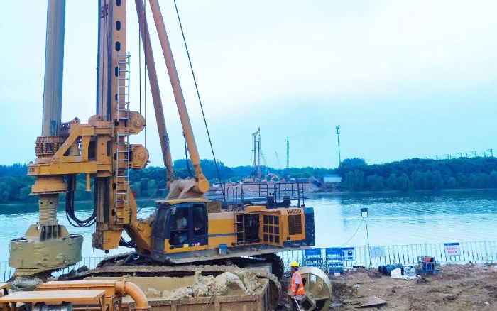 近3000根桩基，k豆钱包旋挖机群结合作业效能高