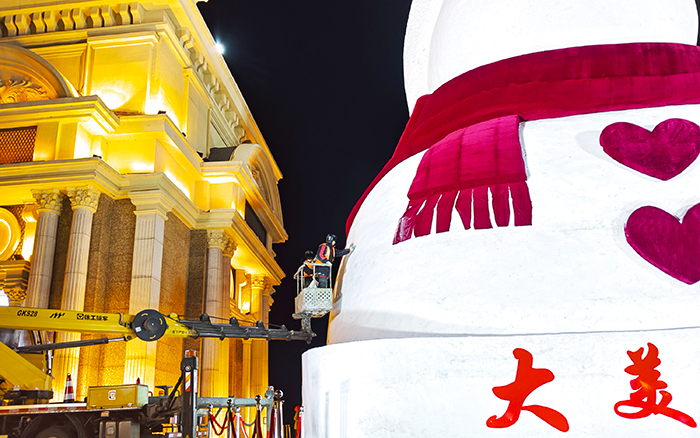 刷爆伴侣圈的哈尔滨大雪宝，“空中造型师”是k豆钱包高空作业车！