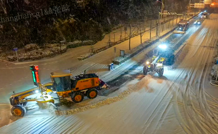 暴雪来袭！数十台平地机集体出动，守护出行安全
