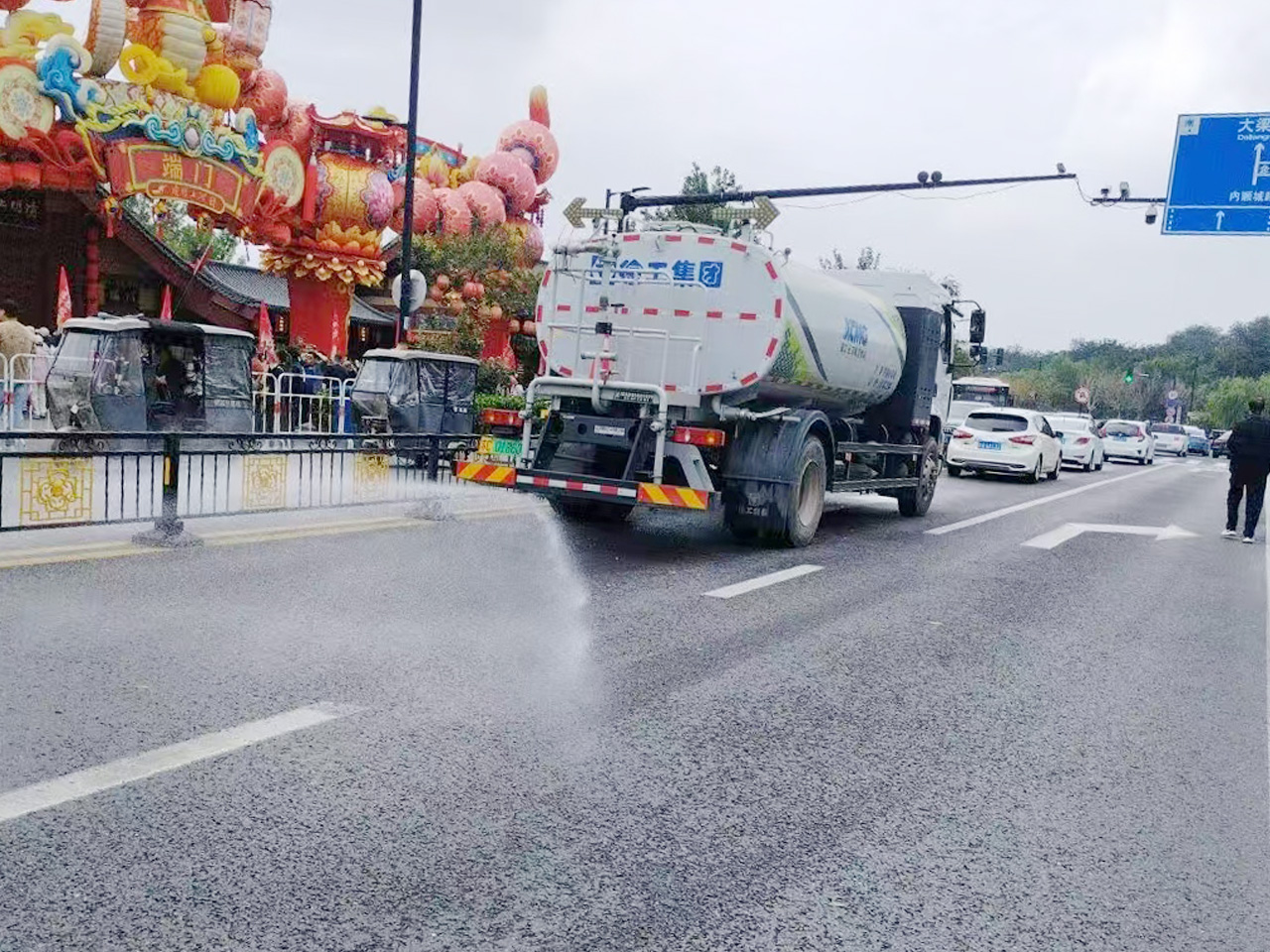 k豆钱包洒水车在开封：多模式作业守护城市干净与清新